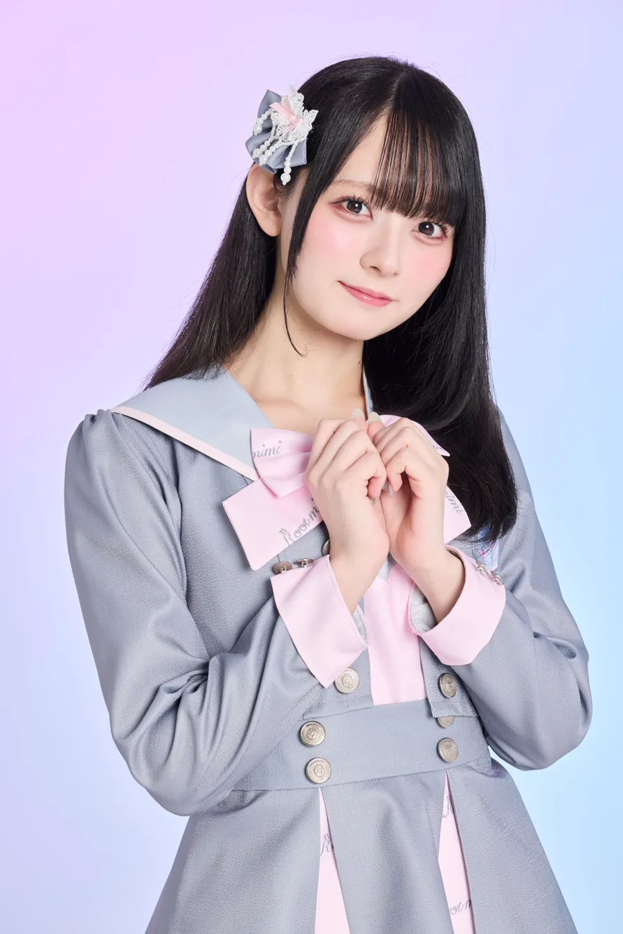 Root mimiの現行衣装で紹介されている水野舞菜さん。担当カラーは水色(出典:PLATINUM PIXEL)