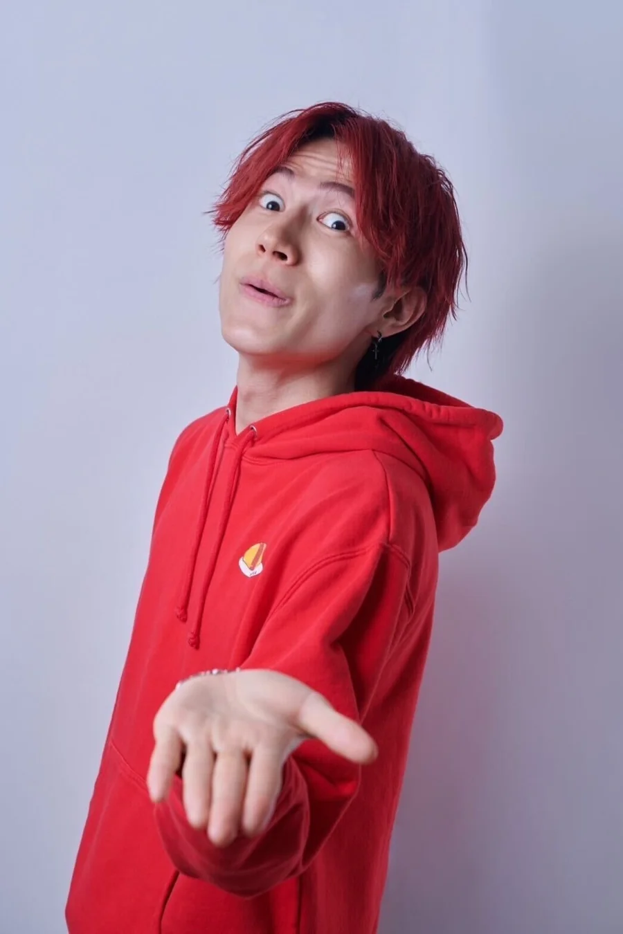 WOWs専属クリエイター加入発表に掲載された本人写真